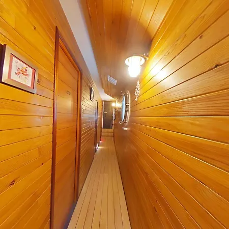 Peniche Mirage, Cabine Caravelle بيت ضيافة قرقشونه